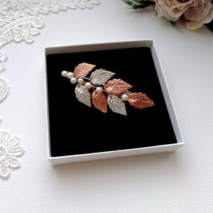 Broche attache-traîne avec feuilles argentées et or rose et perles pour robe de mariée, Remonte traîne florale mariage