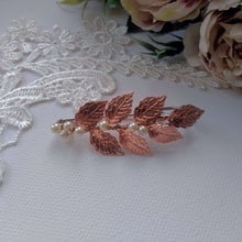 Charger l&#39;image dans la galerie, Broche attache-traîne avec feuilles or rose et perles pour robe de mariée, Remonte traîne florale mariage
