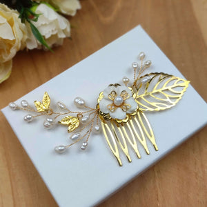 Bijou de cheveux Peigne floral pour mariage ou cérémonie avec feuilles dorées, fleur en porcelaine froide et perles naturelles d'eau douce