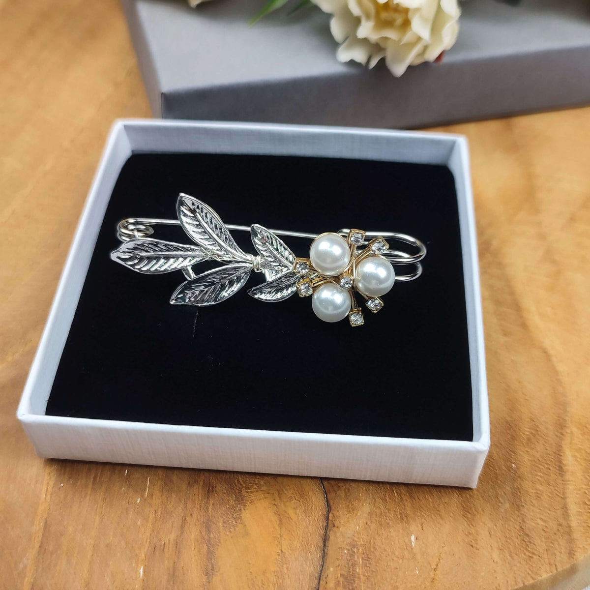 Broche attache-traîne pour robe de mariée avec feuille et perles