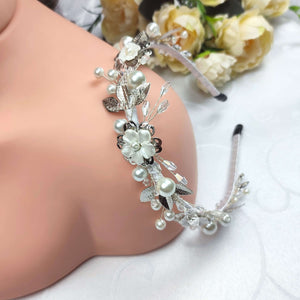 Serre-tête floral avec perles nacrées, cristaux transparents, strass scintillant, feuilles argentées et fleurs blanches pour coiffure de mariage romantique