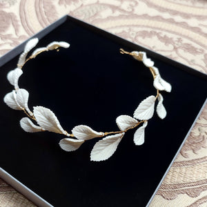 Demi-couronne en feuilles en porcelaine froide façonnées à la main pour coiffure de mariage bohème inspiration grecque
