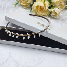 Charger l'image dans la galerie, Serre-tête Isolde en porcelaine blanche présenté dans son écrin