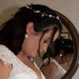 Bandeau de cheveux vigne florale sur coiffure de vraie mariée