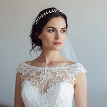 Charger l'image dans la galerie, Serre-tête de mariage Isolde porté sur cheveux relevés avec robe en dentelle