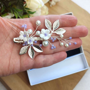 Bijou de cheveux Petite barrette florale pour coiffure de mariage avec perles blanches et violettes, fleurs blanches, et feuilles argentées