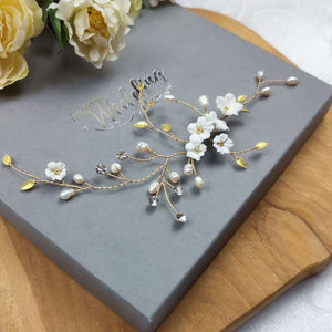 bijou de cheveux pour mariage romantique ou champêtre chic avec fleurs blanches en argile polymère, perles d'eau douce, petites feuilles en laiton et cristaux de strass clair