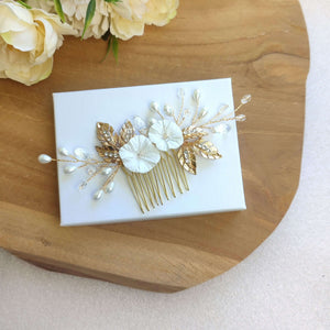 Peigne à cheveux floral de mariage bohème ou champêtre, Bijou de cheveux fleurs blanches, perles, cristal et feuilles dorées pour mariée romantique