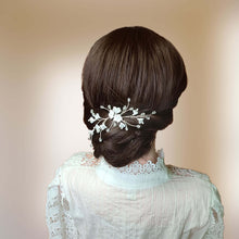 Charger l&#39;image dans la galerie, Vigne de cheveux de design original avec fleurs blanches en argile polymère et cristal transparent sur fil argenté pour coiffure de mariage romantique champêtre