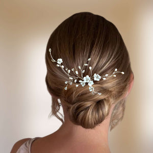 ornement de cheveux pour mariage romantique ou champêtre chic avec fleurs blanches en argile polymère, perles d'eau douce, petites feuilles en laiton et cristaux de strass clair