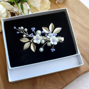 Bijou de cheveux Petite barrette florale pour coiffure de mariage avec perles blanches et violettes, fleurs blanches, et feuilles argentées
