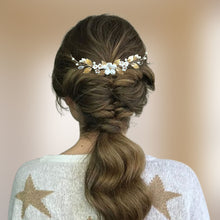 Charger l&#39;image dans la galerie, vigne de cheveux d&#39;arrière-tête pour coiffure de mariage en design floral avec perles, fleurs blanches et feuilles dorées
