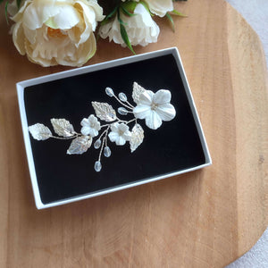petit bijou de cheveux, vigne de cristal transparent, fleurs blanches et feuilles argentées pour coiffure de mariage champêtre-chic