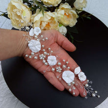 Charger l&#39;image dans la galerie, Vigne de cheveux fleurs blanches et perles pour mariage bohème ou champêtre