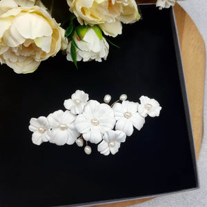 Ornement de cheveux en fleurs blanches et perles naturelles d'eau douce pour chignon ou arrière-tête de coiffure de mariage romantique champêtre-chic