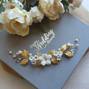 vigne de cheveux d'arrière-tête pour coiffure de mariage en design floral avec perles, fleurs blanches et feuilles dorées
