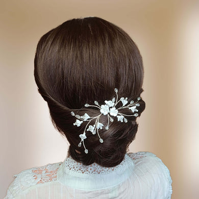 Ornement de cheveux de design original avec fleurs blanches en argile polymère et cristal transparent sur fil argenté pour coiffure de mariage romantique champêtre
