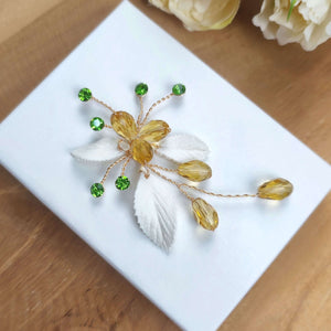 Petit bijou de cheveux exotique en cristal doré, strass vert et feuilles en porcelaine froide façonnées à la main pour coiffure de mariage ou soirée spéciale