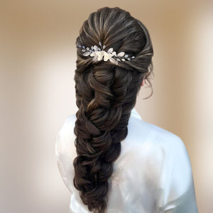 Bijou de cheveux Peigne style bohème pour coiffure de mariage avec cristal, strass, fleurs blanches et feuilles argentées en porcelaine froide