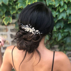 Bijou de cheveux Peigne style bohème pour coiffure de mariage avec cristal, strass,  fleurs blanches et feuilles argentées en porcelaine froide