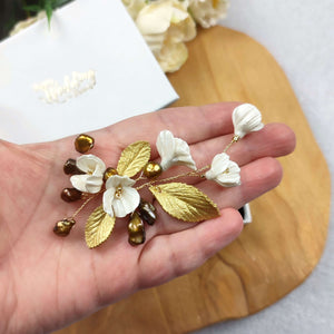 Petit bijou floral avec perles naturelles keshi bronze doré, fleurs nacrées et feuilles dorées en porcelaine froide pour coiffure de mariage ou soirée chic.