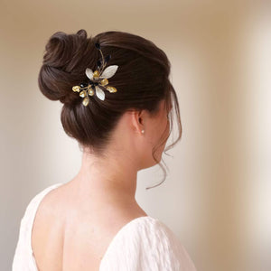 Petit bijou de cheveux original et chic en cristal noir, perles naturelles keshi dorées et feuilles nacrées en porcelaine froide pour coiffure de mariage ou soirée