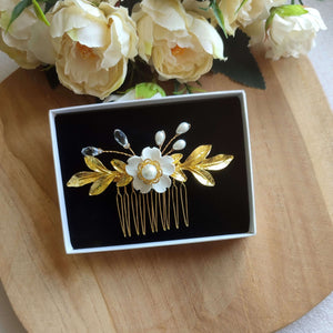 Peigne à cheveux avec fleur blanche, longues feuilles dorées, perles nacrées et cristal transparent pour coiffure de mariage vintage ou rustique