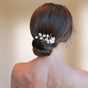 petit bijou de cheveux, vigne de cristal transparent, fleurs et feuilles blanches pour chignon de mariage champêtre-chic