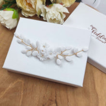 Charger l'image dans la galerie, Petit bijou de cheveux floral en porcelaine froide blanche sur fil doré pour coiffure raffinée de mariage