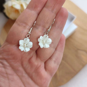 Boucles d'oreilles petite fleur blanche en porcelaine froide et 1 perle au cœur sur crochet