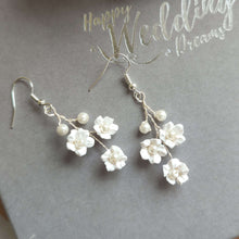 Charger l&#39;image dans la galerie, Boucles d&#39;oreilles pendantes avec petites fleurs blanches et perles nacrées pour mariage romantique bohème ou champêtre-chic