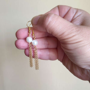 Boucles d'oreilles avec perle nacrée et 4 chaînettes dorées pendantes pour mariage boho, soirée ou au quotidien