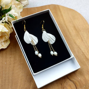 Boucles d'oreilles pendantes avec deux feuilles blanches en porcelaine froide et deux perles d'eau douce sur fine chaînette dorée pour mariage romantique, bohème ou gitan