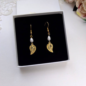 Boucles d'oreilles pendantes avec feuille filigrane dorée et perle goutte blanche pour mariage romantique ou soirée