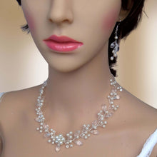 Charger l&#39;image dans la galerie, Boucles d&#39;oreilles pendantes en perles et cristal, Bijoux de mariage romantique bohème
