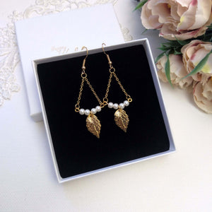 Boucles d'oreilles de mariage bohème avec perles nacrées et feuille dorée accrochées à 2 chaînettes formant un triangle