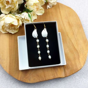 Boucles d'oreilles pendantes avec une feuille blanche en porcelaine froide et longue chaîne de 4 perles naturelles d'eau douce pour mariage romantique, bohème, gypsy