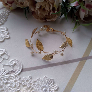 Bracelet semi floral en perles et feuilles dorées pour mariage bohème ou champêtre
