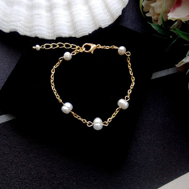 Bracelet en perles d'eau douce sur chaînette dorée pour mariage ou soirée