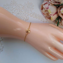Charger l&#39;image dans la galerie, Bracelet minimaliste avec rose filigrane dorée sur chaîne fine