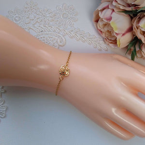 Bracelet minimaliste avec rose filigrane dorée sur chaîne fine