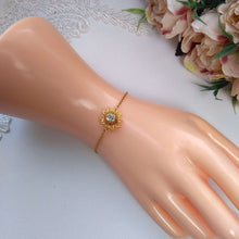Charger l&#39;image dans la galerie, Bijou de mariage Bracelet minimaliste fleur dorée sur chaînette fine pour demoiselle d&#39;honneur ou témoin