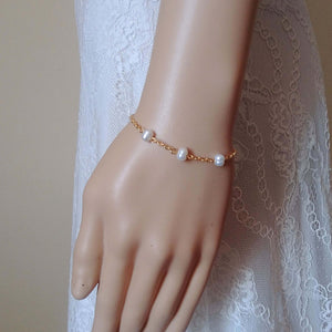 Bracelet en perles naturelles d'eau douce sur chaînette dorée pour mariage ou soirée