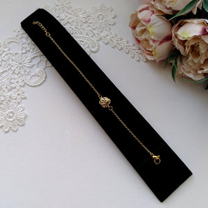 Bracelet minimaliste avec rose filigrane dorée sur chaîne fine