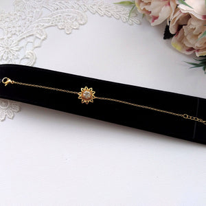 Bracelet minimaliste fleur dorée sur chaînette fine pour demoiselle d'honneur ou témoin
