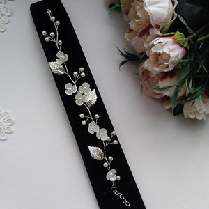 Bracelet floral vigne de perles, feuilles argentées et fleurs pour mariage champêtre ou bohème