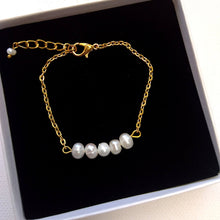 Charger l&#39;image dans la galerie, bracelet de soirée ou mariage avec 5 perles naturelles sur fine chaînette en acier inoxydable