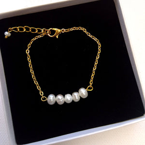 bracelet de soirée ou mariage avec 5 perles naturelles sur fine chaînette en acier inoxydable