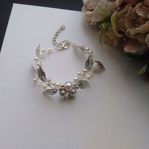 Bracelet semi floral vigne de perles et feuilles argentées pour mariage bohème chic