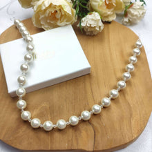Charger l&#39;image dans la galerie, Ceinture élégante en grosses perles nacrées séparées par des petits cristaux transparents pour robe de mariage
